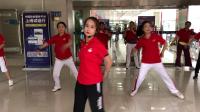 西安体育学院的邓萱老师，为60名广场舞爱好者展示了“热身操”。