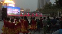 和田张琴水兵舞团队三十号在广场展示四部造型二