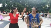 张燕老师与曹嘉平老师8月13日于莲花池广场共舞