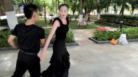 万宁市人民公园广场舞《中三步》交谊舞，表演者：小郭和小黄