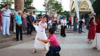 维尔吾族帅哥克里木江老师与三亚舞友们同乐共舞在新疆卫星广场对跳欢快的新疆麦西来甫 三亚牵手佛（文化影视传媒）摄像