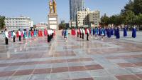 2019年9月26日上午:和田地区体育舞蹈协会庆祝“国庆70周年”会员们欢度国庆节在团结广场举行活动