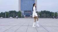 美女们练习最新鬼步舞《北京欢迎你》广场舞《火花》舞曲劲爆