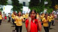 跳广场舞的女大学生在越南河内还剑湖