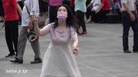 上海长宁区中山公园广场老婆打羽毛球