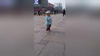 一岁小孩跳广场舞，很赞哦！