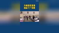 在医生的鼓励下，武汉方舱医院里一些症状较轻的患者跳起了广场舞 via@中报视频